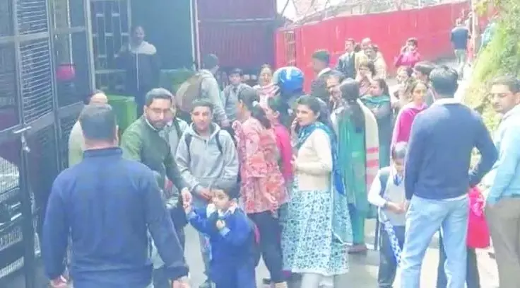 Shimla: शिमला में स्कूलों को उड़ाने की धमकी, सुरक्षा कड़ी Shimla: शिमला में स्कूलों को उड़ाने की धमकी, सुरक्षा कड़ी