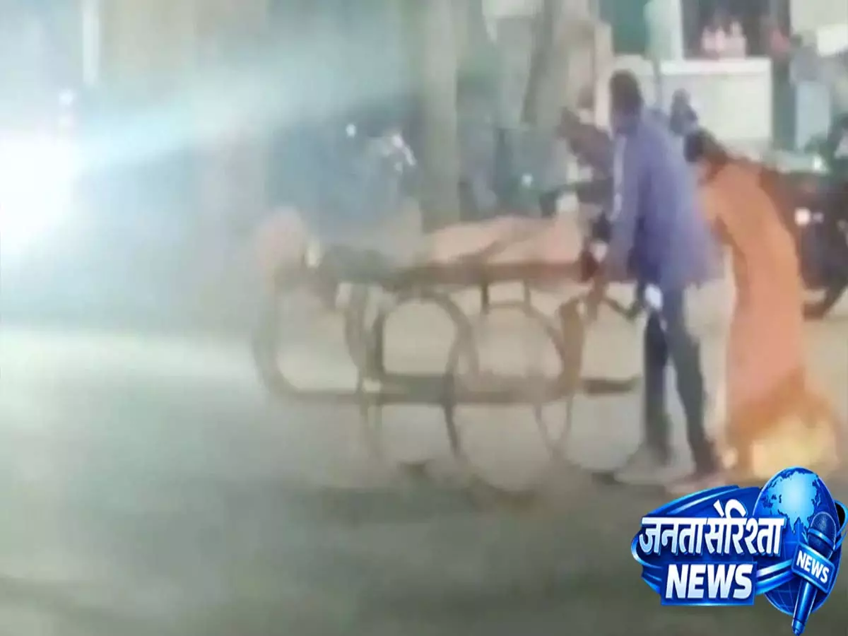 Telangana: बेटे का शव ठेले पर ले जाते दिखे माता-पिता, दिल दहला देने वाला दृश्य सामने आया Telangana: बेटे का शव ठेले पर ले जाते दिखे माता-पिता, दिल दहला देने वाला दृश्य सामने आया