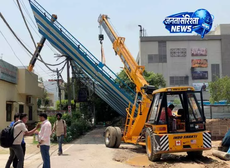 Ferozepur Road पर हादसे के कारण बिजली कटौती Ferozepur Road पर हादसे के कारण बिजली कटौती