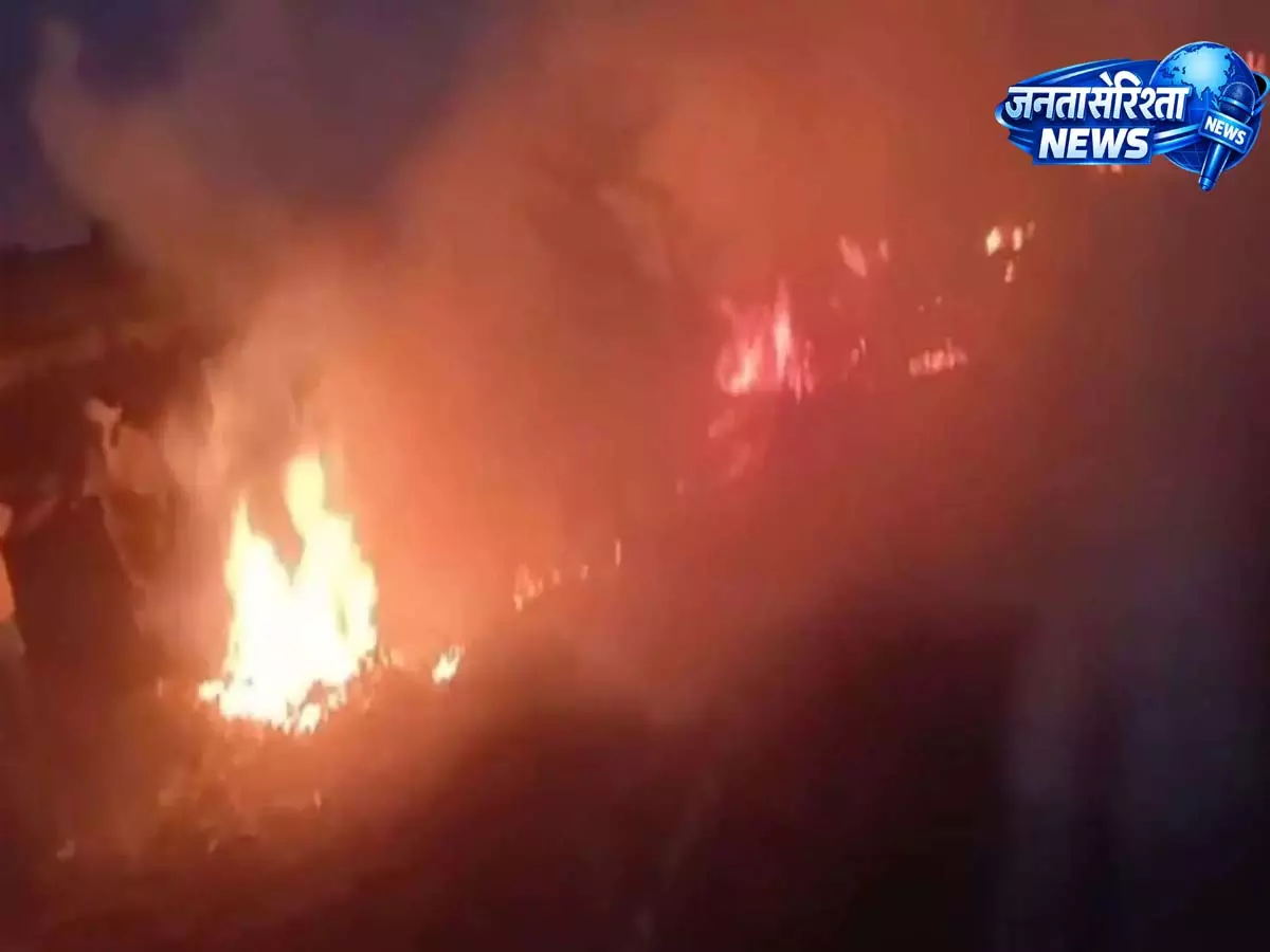 Khammam: 15 एकड़ मक्के के खेत में आग, 30 भेड़ों की मौत Khammam: 15 एकड़ मक्के के खेत में आग, 30 भेड़ों की मौत
