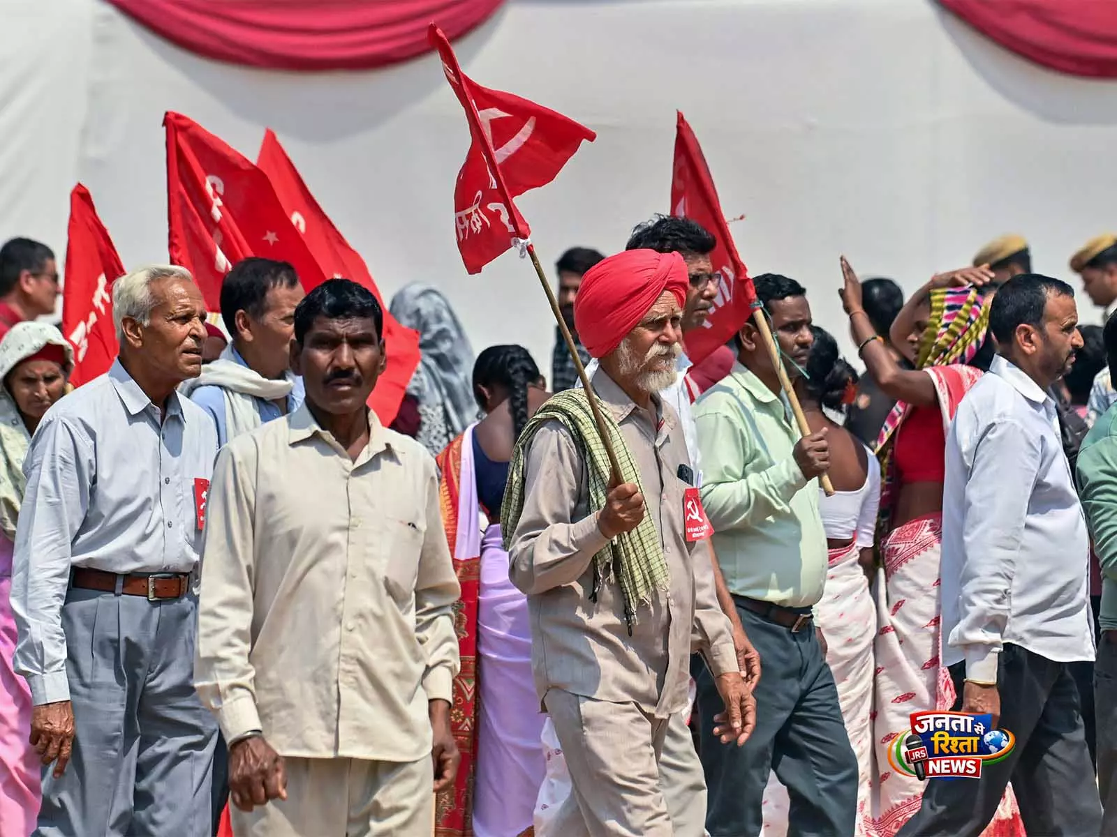 केरल में हार और Bengal में नाकामी के बाद पार्टी के गिरते ग्राफ पर बहस तेज केरल में हार और Bengal में नाकामी के बाद पार्टी के गिरते ग्राफ पर बहस तेज