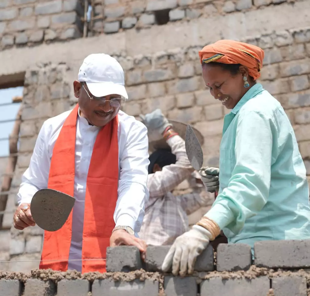 ईंट जोड़ाई में CM विष्णुदेव साय ने बढ़ाया हाथ, जब श्रमिक बहन ने सिखाया काम ईंट जोड़ाई में CM विष्णुदेव साय ने बढ़ाया हाथ, जब श्रमिक बहन ने सिखाया काम