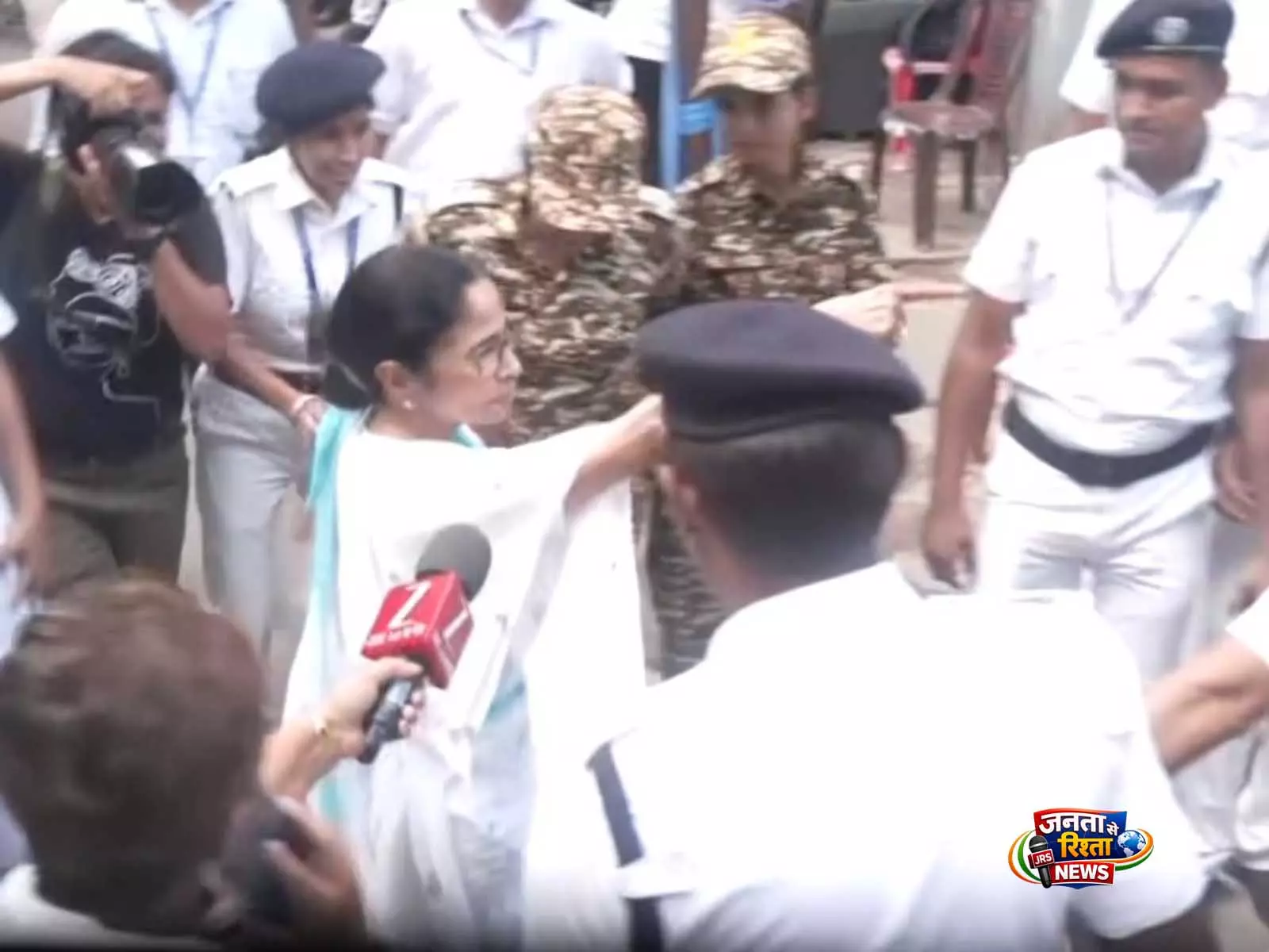 ममता बनर्जी ने Kolkata में मतगणना केंद्र का दौरा किया, अनियमितताओं का आरोप लगाया ममता बनर्जी ने Kolkata में मतगणना केंद्र का दौरा किया, अनियमितताओं का आरोप लगाया