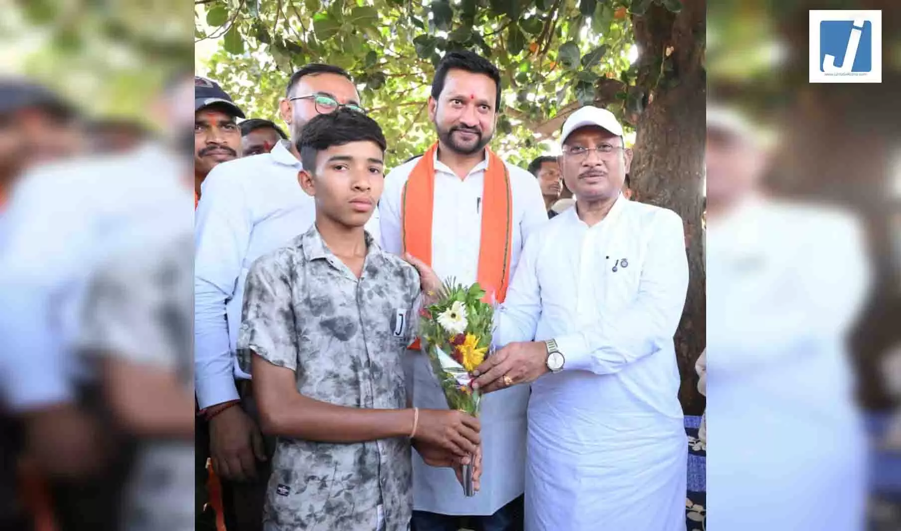 सुशासन तिहार: मुख्यमंत्री विष्णु देव साय ने मेधावी छात्र गिरवर पटेल को किया सम्मानित सुशासन तिहार: मुख्यमंत्री विष्णु देव साय ने मेधावी छात्र गिरवर पटेल को किया सम्मानित