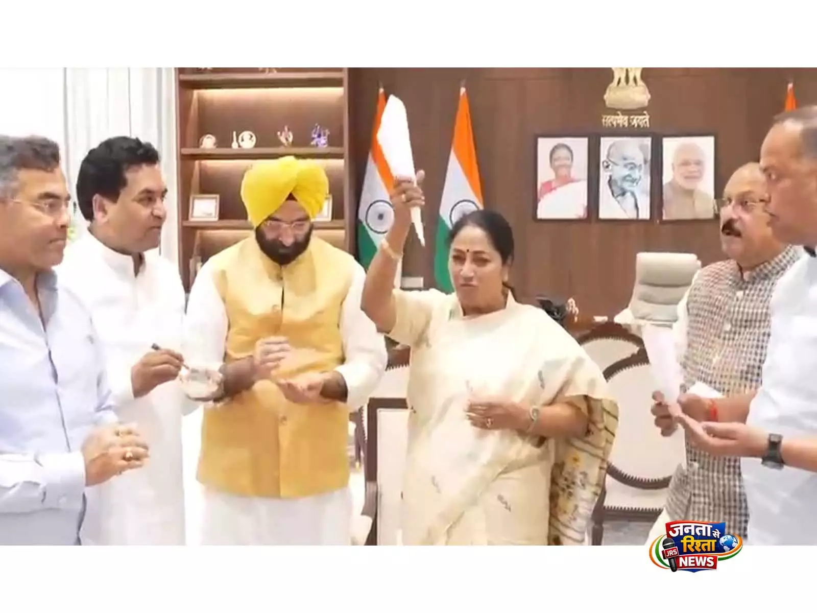 रसगुल्ला, झालमुड़ी के साथ दिल्ली सचिवालय में CM रेखा गुप्ता और कैबिनेट ने BJP-NDA चुनाव प्रदर्शन का जश्न मनाया रसगुल्ला, झालमुड़ी के साथ दिल्ली सचिवालय में CM रेखा गुप्ता और कैबिनेट ने BJP-NDA चुनाव प्रदर्शन का जश्न मनाया