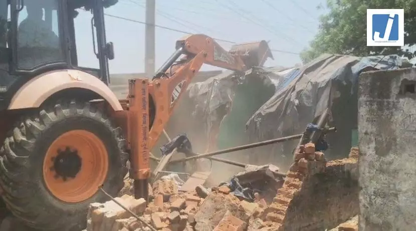 5 साल की बच्ची से दरिंदगी करने वाले का घर ढहाया, सामान जब्त कर प्रशासन ने की बड़ी कार्रवाई 5 साल की बच्ची से दरिंदगी करने वाले का घर ढहाया, सामान जब्त कर प्रशासन ने की बड़ी कार्रवाई