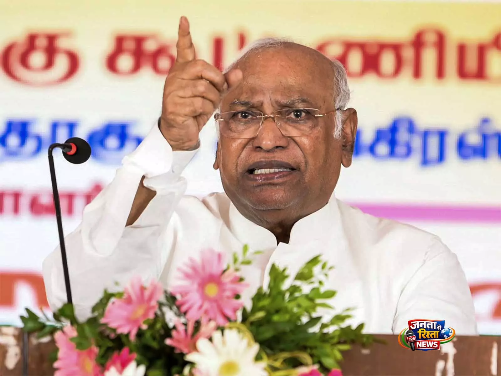 मल्लिकार्जुन खड़गे ने कांग्रेस के नेतृत्व वाले UDF को चुनने के लिए मतदाताओं का आभार व्यक्त किया मल्लिकार्जुन खड़गे ने कांग्रेस के नेतृत्व वाले UDF को चुनने के लिए मतदाताओं का आभार व्यक्त किया
