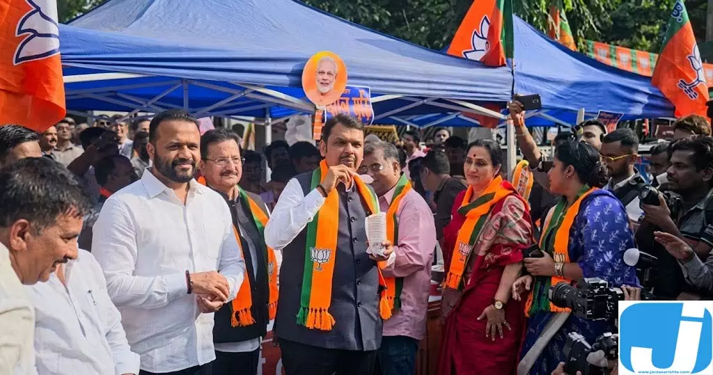 सीएम देवेंद्र फडणवीस ने नेताओं और कार्यकर्ताओं के साथ झालमुड़ी खाकर मनाया जीत का जश्न सीएम देवेंद्र फडणवीस ने नेताओं और कार्यकर्ताओं के साथ झालमुड़ी खाकर मनाया जीत का जश्न