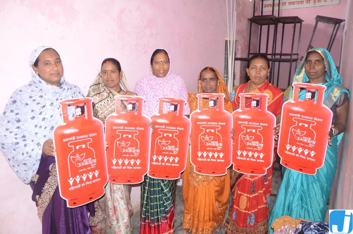 सुशासन तिहार 2026: लकड़ी के चूल्हे से मिली मुक्ति, उज्ज्वला योजना से घर-घर पहुंची गैस सुशासन तिहार 2026: लकड़ी के चूल्हे से मिली मुक्ति, उज्ज्वला योजना से घर-घर पहुंची गैस