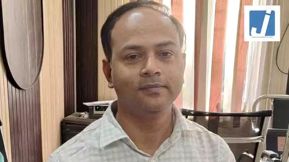 अफसर रिश्वत लेते पकड़ाया, QR कोड से वसूली का भी आरोप, मची खलबली अफसर रिश्वत लेते पकड़ाया, QR कोड से वसूली का भी आरोप, मची खलबली