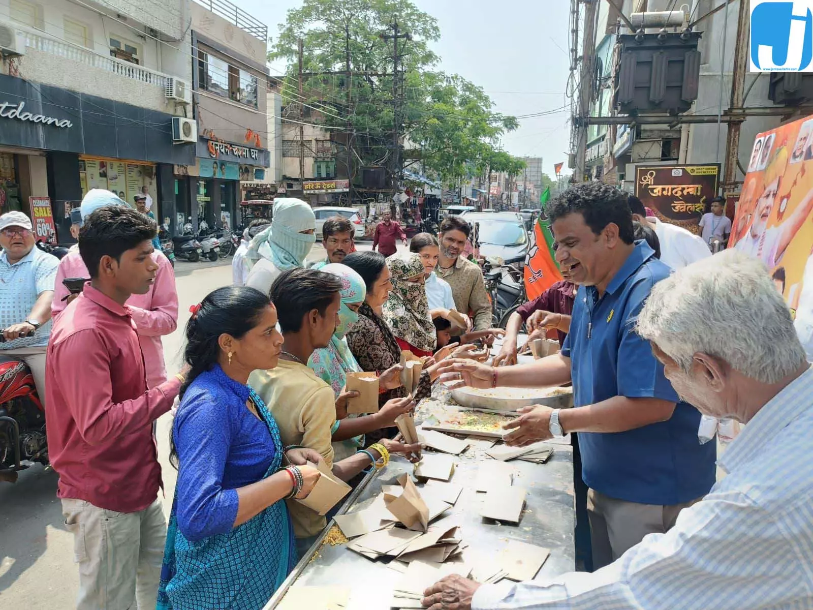 सराफा एसोसिएशन का अनूठा सेलिब्रेशन, बंगाल की जीत पर शहर में बांटी गई झालमुड़ी सराफा एसोसिएशन का अनूठा सेलिब्रेशन, बंगाल की जीत पर शहर में बांटी गई झालमुड़ी