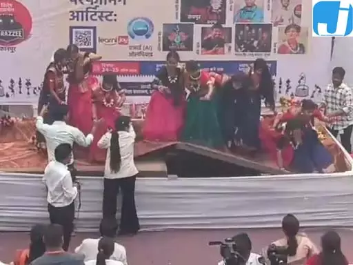 धमतरी युवा फेस्ट में बड़ा हादसा, सांस्कृतिक प्रस्तुति के दौरान मंच गिरा धमतरी युवा फेस्ट में बड़ा हादसा, सांस्कृतिक प्रस्तुति के दौरान मंच गिरा