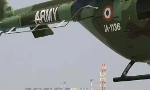 आर्मी हेलीकॉप्टर की इमरजेंसी लैंडिंग, तकनीकी खराबी बताया जा रहा आर्मी हेलीकॉप्टर की इमरजेंसी लैंडिंग, तकनीकी खराबी बताया जा रहा