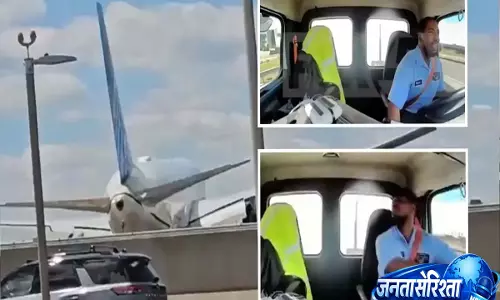 United Jet Aircraft ने नेवार्क एयरपोर्ट पर उतरते समय ट्रक से टकराया, 231 लोग बाल-बाल बचे United Jet Aircraft ने नेवार्क एयरपोर्ट पर उतरते समय ट्रक से टकराया, 231 लोग बाल-बाल बचे