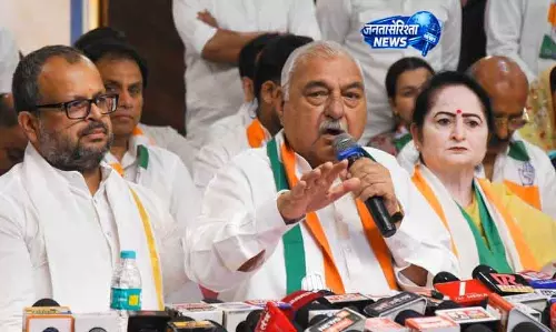हुड्डा ने Panchkula में घोटालों पर सरकार पर हमला किया हुड्डा ने Panchkula में घोटालों पर सरकार पर हमला किया