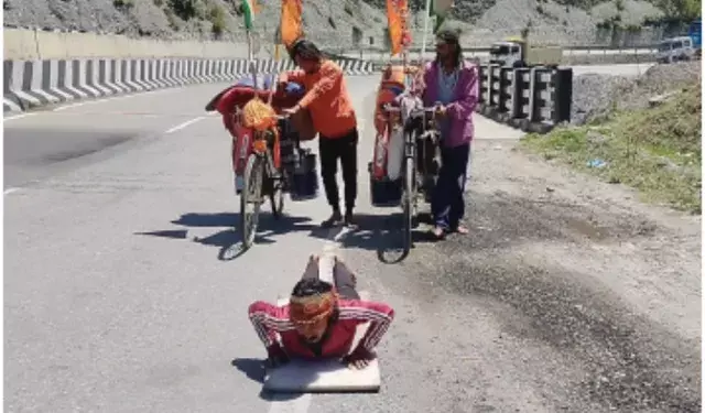 Ramban: अमरनाथ मंदिर के लिए दंडवत यात्रा पर निकले चार युवक Ramban: अमरनाथ मंदिर के लिए दंडवत यात्रा पर निकले चार युवक