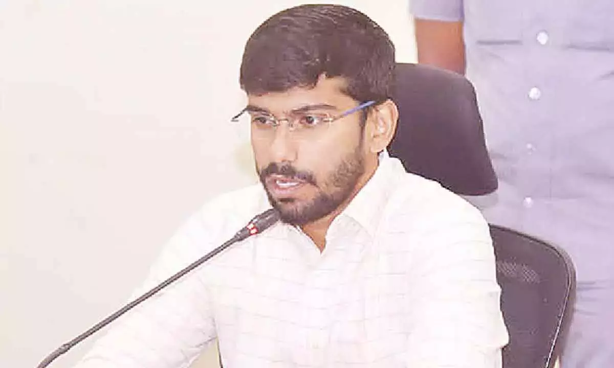 तेज़ हवाओं ने आंध्र में तबाही मचा दी तेज़ हवाओं ने आंध्र में तबाही मचा दी