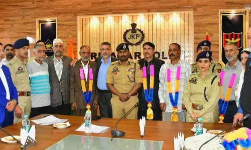 Srinagar: रिटायर्ड अधिकारियों को श्रीनगर पुलिस की भावभीनी विदाई