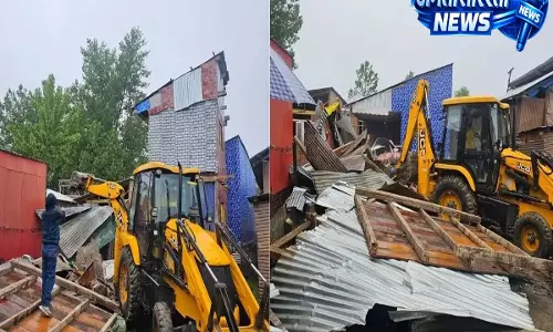 Srinagar: एलजी की एंटी-ड्रग रैली के एक दिन बाद, श्रीनगर पुलिस ने नशे के तस्कर का घर गिराया Srinagar: एलजी की एंटी-ड्रग रैली के एक दिन बाद, श्रीनगर पुलिस ने नशे के तस्कर का घर गिराया