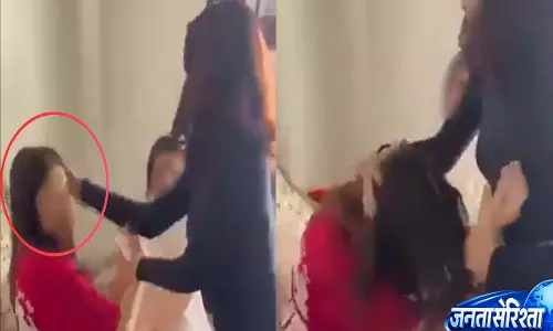 बेनेट यूनिवर्सिटी में झगड़ा: लड़की ने बहन और पिता पर आपत्तिजनक शब्द कहने पर कई थप्पड़ मारे, video