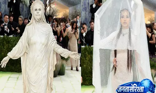Met Gala 2026: हेइडी क्लम बनीं स्टैच्यू, लिसा ने 3D आर्म्स के साथ सबसे अनोखा रेड कार्पेट लुक पेश किया