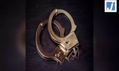 पुलिस ने दो बदमाश दबोचे, छीनी गई सोने की चेन और चोरी की बाइक बरामद पुलिस ने दो बदमाश दबोचे, छीनी गई सोने की चेन और चोरी की बाइक बरामद