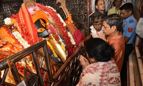 राज्यपाल आरएन रवि ने कालीघाट मंदिर में की पूजा, बंगाल की खुशहाली की कामना राज्यपाल आरएन रवि ने कालीघाट मंदिर में की पूजा, बंगाल की खुशहाली की कामना