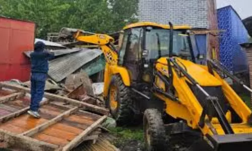 Srinagar: श्रीनगर में पुलिस ने तस्कर का अवैध ढांचा गिराया Srinagar: श्रीनगर में पुलिस ने तस्कर का अवैध ढांचा गिराया