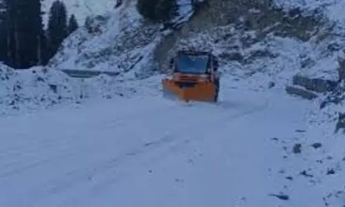 Jammu: मुगल रोड बंद, ऊपरी क्षेत्रों में बर्फबारी का असर