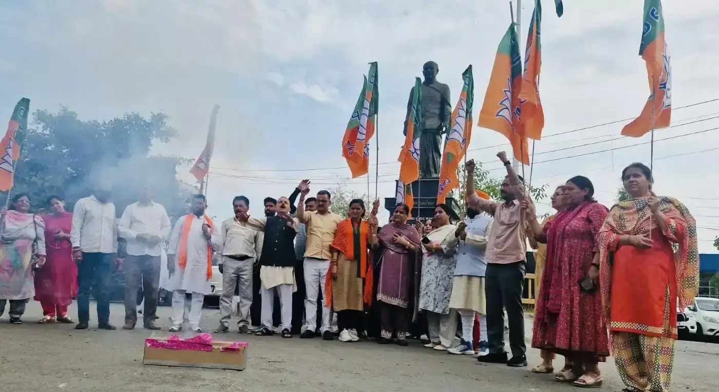 Kathua: पश्चिम बंगाल में भाजपा की जीत पर कठुआ में जश्न Kathua: पश्चिम बंगाल में भाजपा की जीत पर कठुआ में जश्न