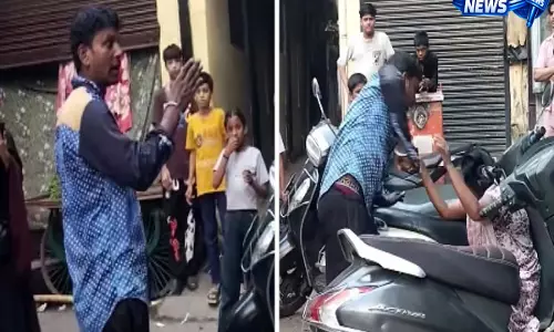 Mumbai Malad: दिनदहाड़े महिला पर हमला, सामने आए वीडियो ने गुस्सा भड़का दिया Mumbai Malad: दिनदहाड़े महिला पर हमला, सामने आए वीडियो ने गुस्सा भड़का दिया