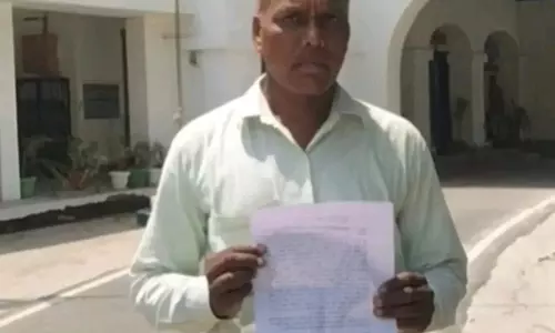 Jalaun: फर्जी निरीक्षण दिखाकर निलंबन का आरोप, डीएम से जांच की मांग Jalaun: फर्जी निरीक्षण दिखाकर निलंबन का आरोप, डीएम से जांच की मांग