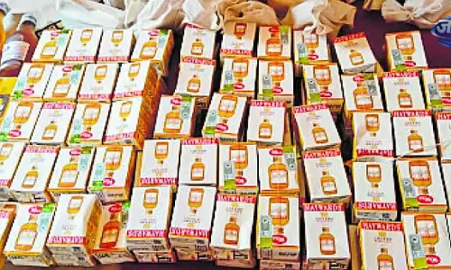 Halaguru में अवैध शराब और जुआ पर पुलिस की बड़ी कार्रवाई, 7 गिरफ्तार Halaguru में अवैध शराब और जुआ पर पुलिस की बड़ी कार्रवाई, 7 गिरफ्तार