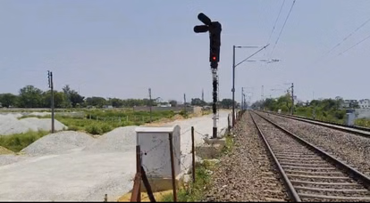 Sagar: प्लेटफॉर्म गैप बढ़ने से हादसे का डर, ट्रेन-प्लेटफॉर्म दूरी बनी जोखिम Sagar: प्लेटफॉर्म गैप बढ़ने से हादसे का डर, ट्रेन-प्लेटफॉर्म दूरी बनी जोखिम