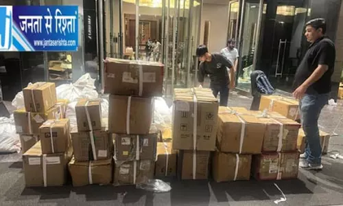 लग्जरी होटल में नकली ब्रांडेड कपड़ों के रैकेट का भंडाफोड़, लाखों का सामान जब्त लग्जरी होटल में नकली ब्रांडेड कपड़ों के रैकेट का भंडाफोड़, लाखों का सामान जब्त