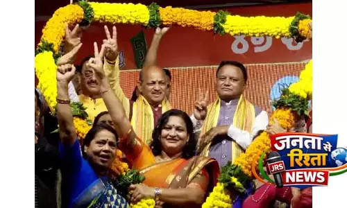 ओडिशा के CM मोहन चरण माझी ने भुवनेश्वर में MP मनमोहन सामल के साथ BJP की चुनावी जीत का जश्न मनाया