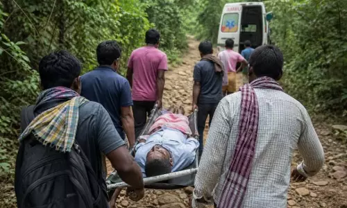 Karnataka : क्योंझर में सड़क सुविधा के अभाव में मरीज को 5 किलोमीटर तक स्ट्रेचर पर ले जाना पड़ा Karnataka : क्योंझर में सड़क सुविधा के अभाव में मरीज को 5 किलोमीटर तक स्ट्रेचर पर ले जाना पड़ा
