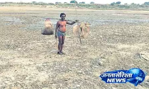 Jharsuguda महानदी के सूखने से किसान और मछुआरे चिंतित Jharsuguda महानदी के सूखने से किसान और मछुआरे चिंतित
