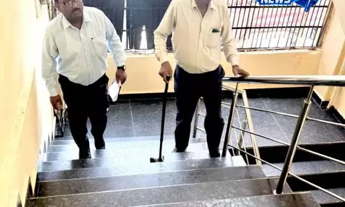 Ludhiana में पूर्व कर्मचारी की सुरक्षा और सुविधा पर सवाल, लिफ्ट न होने से परेशानी Ludhiana में पूर्व कर्मचारी की सुरक्षा और सुविधा पर सवाल, लिफ्ट न होने से परेशानी