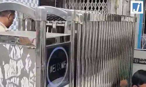 ऐसा देश में पहली बार हो रहा...इधर पुलिस ने उठाया कदम, ममता बनर्जी के घर के सामने से हटाया एडवांस ऑटोमेटेड गेट ऐसा देश में पहली बार हो रहा...इधर पुलिस ने उठाया कदम, ममता बनर्जी के घर के सामने से हटाया एडवांस ऑटोमेटेड गेट