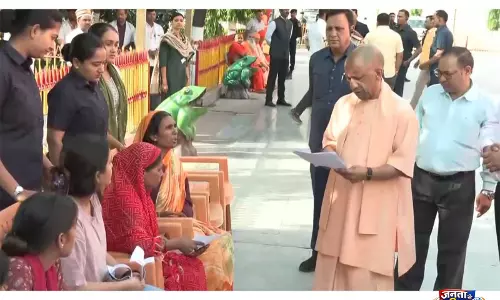 उत्तर प्रदेश: CM योगी आदित्यनाथ ने गोरखपुर में जनता दर्शन किया उत्तर प्रदेश: CM योगी आदित्यनाथ ने गोरखपुर में जनता दर्शन किया