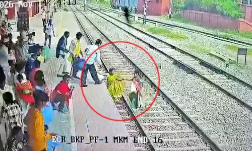 बाप रे! LIVE वीडियो: दो महिलाओं की दर्दनाक मौत, ट्रैक पार करते समय ट्रेन की चपेट में आईं