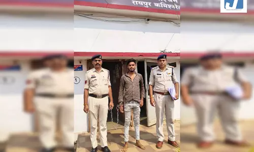 खारुन नदी किनारे गांजा के साथ आरोपी गिरफ्तार खारुन नदी किनारे गांजा के साथ आरोपी गिरफ्तार