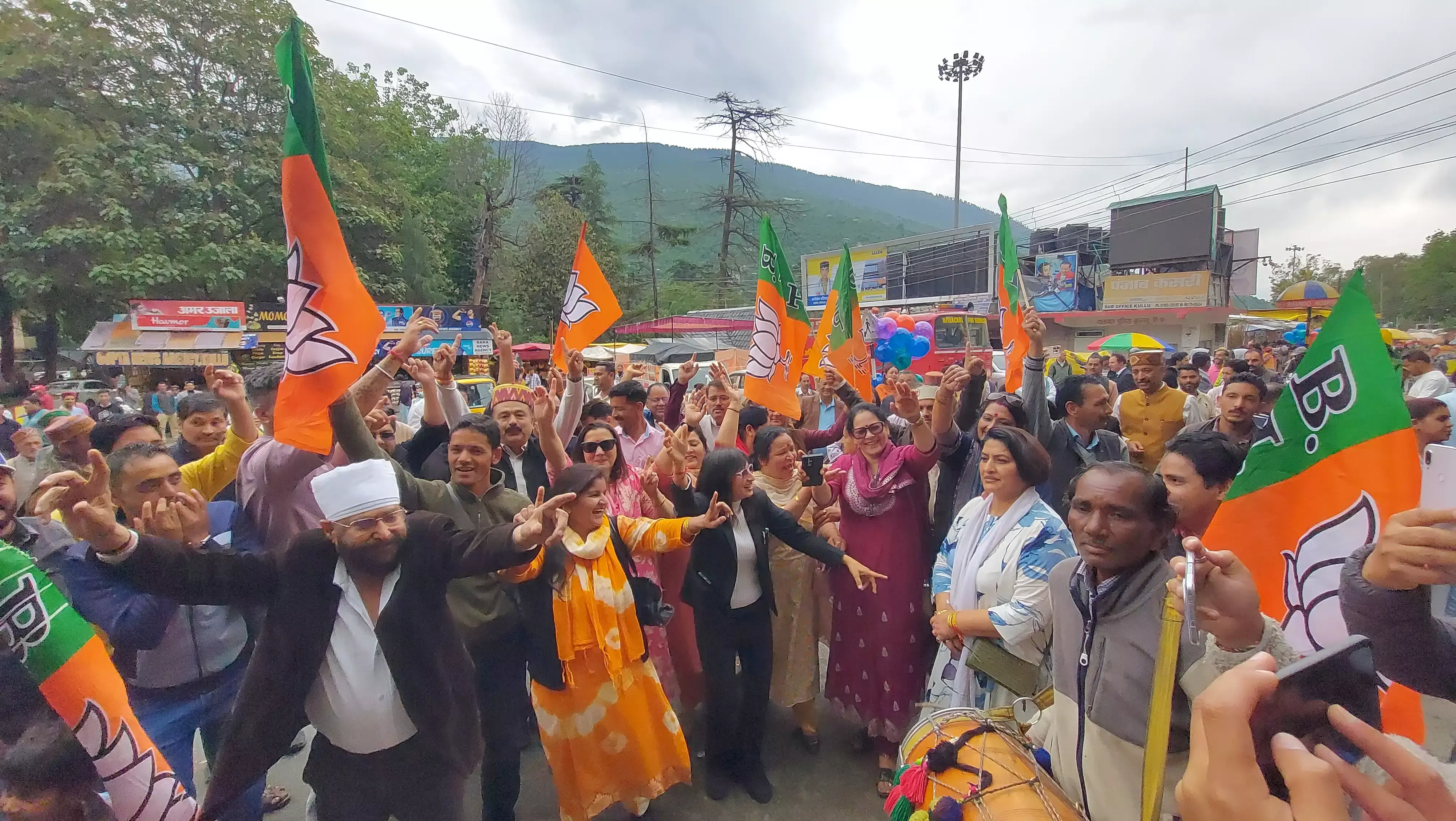 Kullu: कुल्लू में भाजपा कार्यकर्ताओं का जीत का जश्न Kullu: कुल्लू में भाजपा कार्यकर्ताओं का जीत का जश्न