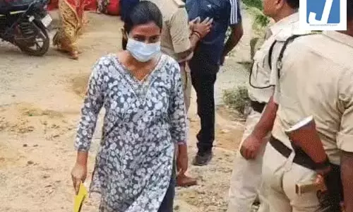 गेस्ट हाउस के कमरे में फंदे से लटकता मिला युवक का शव, पुलिस ने प्रेमिका को हिरासत में लिया गेस्ट हाउस के कमरे में फंदे से लटकता मिला युवक का शव, पुलिस ने प्रेमिका को हिरासत में लिया