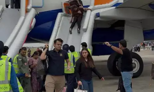 एयरपोर्ट का VIDEO: इंडिगो फ्लाइट में पावर बैंक ब्लास्ट, इमरजेंसी स्लाइडर से निकाले गए यात्री एयरपोर्ट का VIDEO: इंडिगो फ्लाइट में पावर बैंक ब्लास्ट, इमरजेंसी स्लाइडर से निकाले गए यात्री