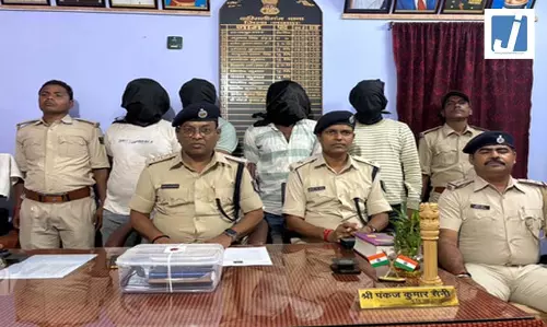 पुलिस ने चार साइबर अपराधियों को किया गिरफ्तार, लोन दिलाने के नाम पर कर रहे थे ठगी पुलिस ने चार साइबर अपराधियों को किया गिरफ्तार, लोन दिलाने के नाम पर कर रहे थे ठगी