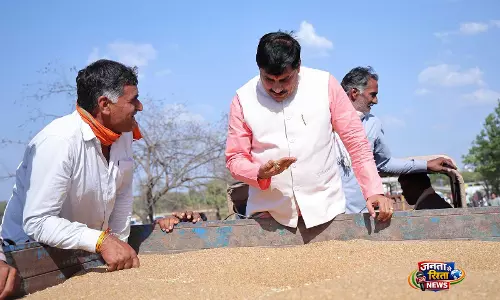 CM यादव ने उज्जैन में गेहूं खरीद केंद्र का निरीक्षण किया, सुचारू खरीद का आश्वासन CM यादव ने उज्जैन में गेहूं खरीद केंद्र का निरीक्षण किया, सुचारू खरीद का आश्वासन
