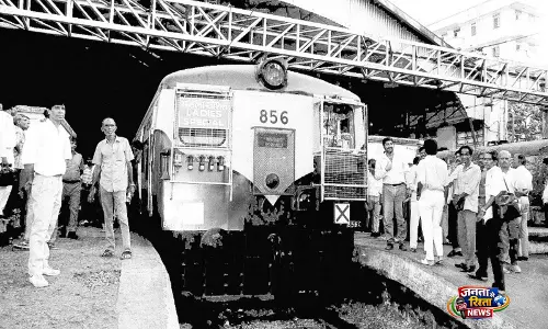 मुंबई की ‘लेडीज़ स्पेशल’ ट्रेन सेवा के 34 साल पूरे, महिलाओं की सुरक्षित यात्रा का बना भरोसेमंद साधन मुंबई की ‘लेडीज़ स्पेशल’ ट्रेन सेवा के 34 साल पूरे, महिलाओं की सुरक्षित यात्रा का बना भरोसेमंद साधन
