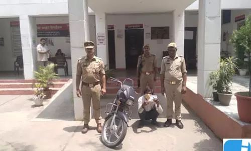 चेन स्नैचर गिरफ्तार, चोरी की बाइक और हथियार बरामद चेन स्नैचर गिरफ्तार, चोरी की बाइक और हथियार बरामद